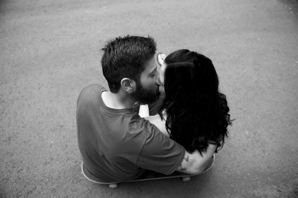 Lathuras_engagment_skateboardkiss_15bw