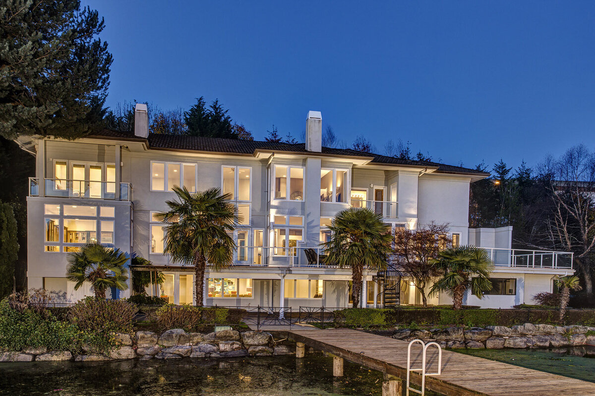 14 Photo of Luxury home In Bellevue at Twilight