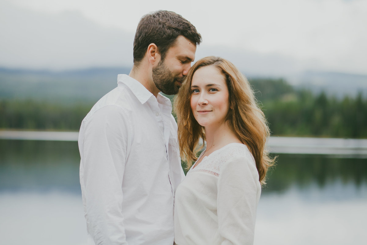 Outdoorsy Portland engagement photos by a lake | Susie Moreno Photography