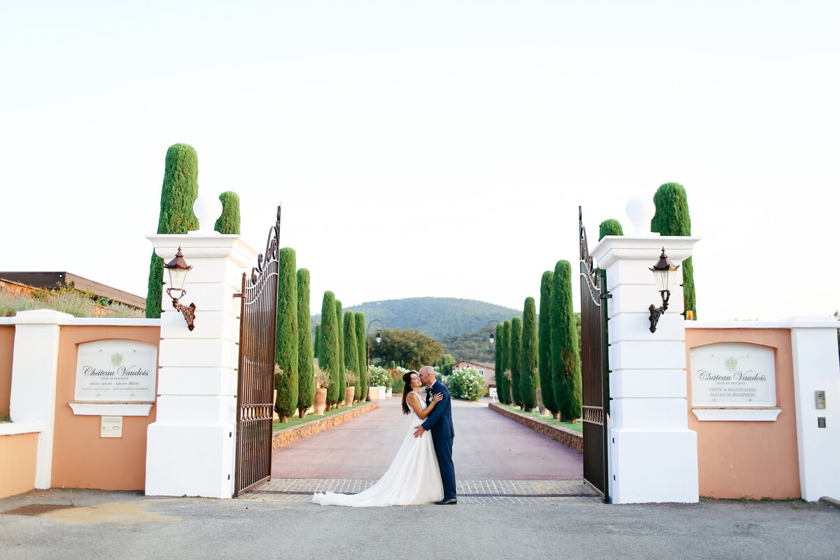 luxury-destination-wedding-chateau-vaudois-provence-leslie-choucard-photography-45