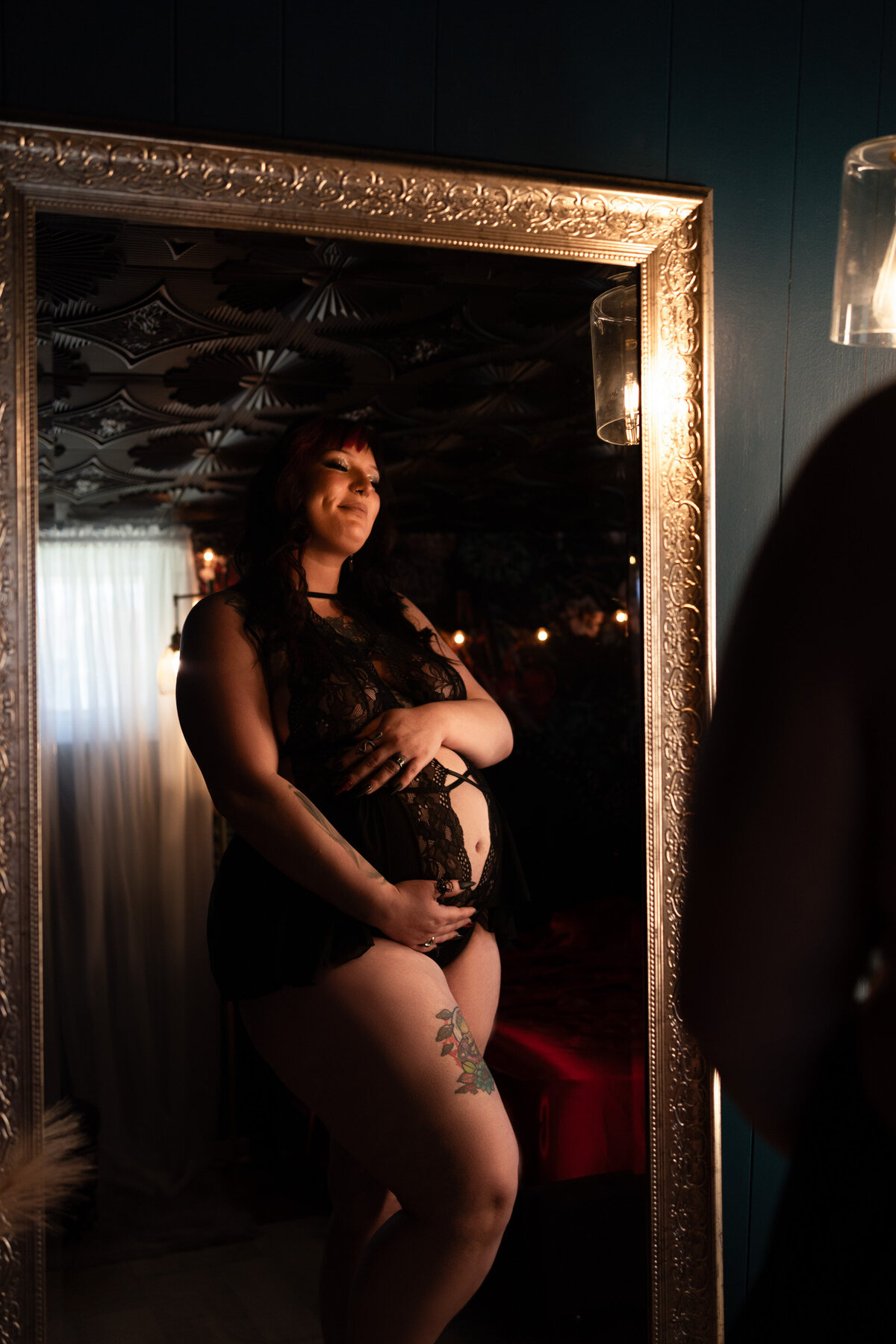maternity boudoir pose poses