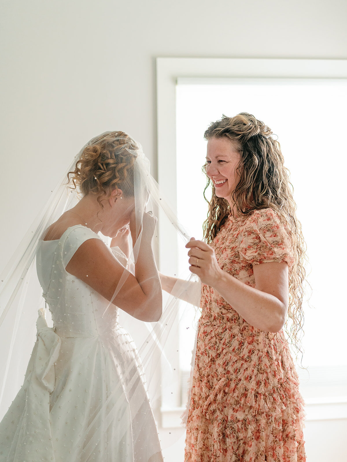 Bride getting ready at at Passerine Hills Estate with her mom