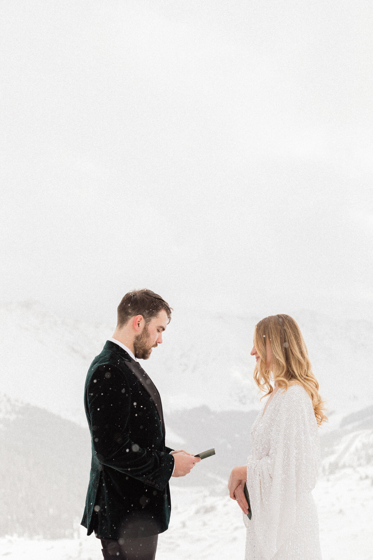 Colorado_Loveland_Pass_Winter_Elopement_By_Diana_Coulter-17