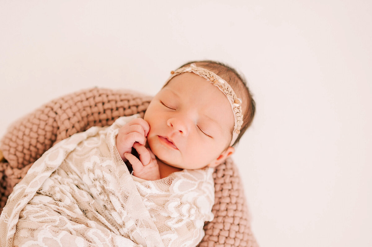 Springfield Mo newborn photographer Jessica Kennedy of The XO Photography cpatures sleeping newborn girl sleeping  on blanket