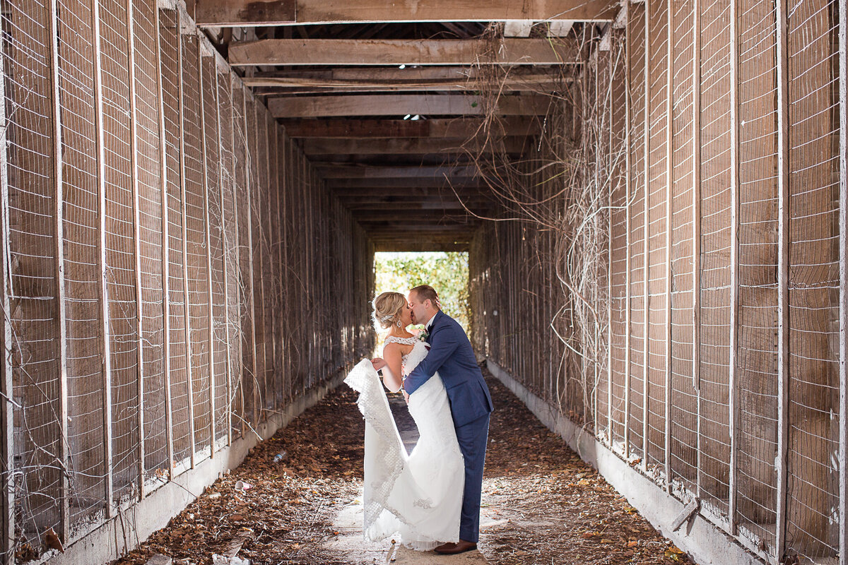 wedding-photography-rustic-barn-bride-groom-kissing