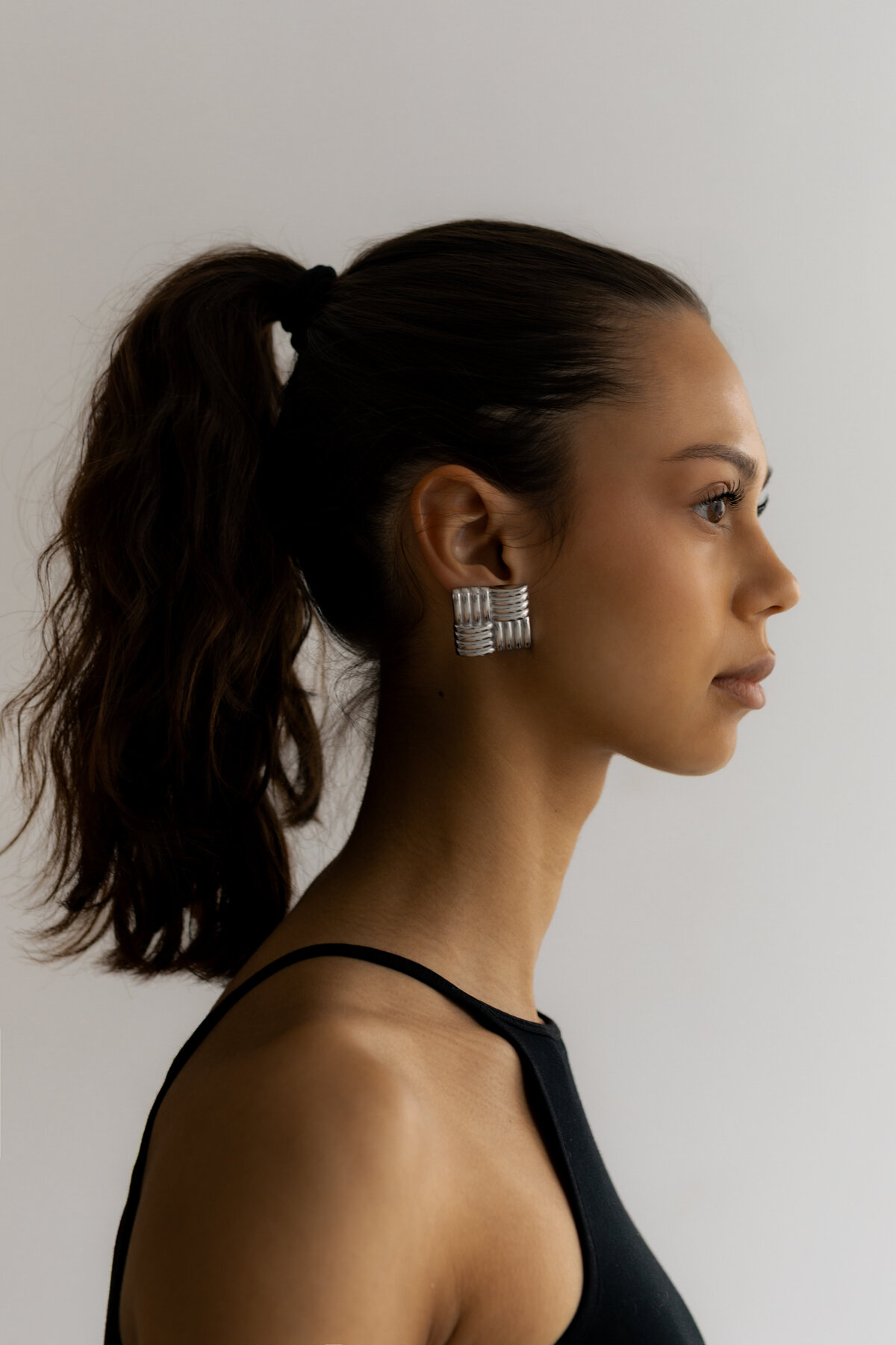 kaboompics_studio-portraits-with-gold-and-silver-earrings-39638