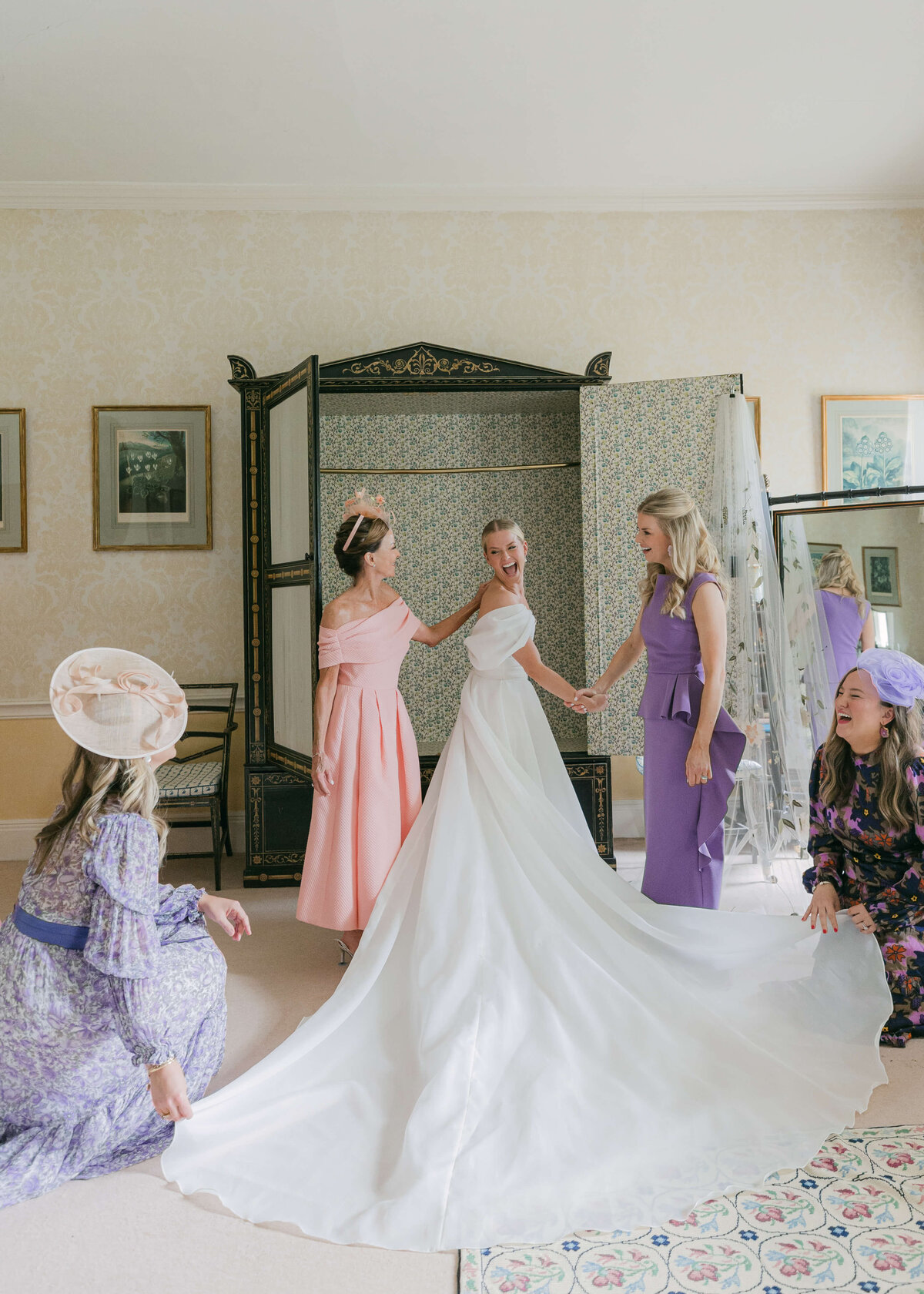 chloe-winstanley-weddings-cotswolds-cornwell-manor-monique-lhuillier-dress-getting-ready