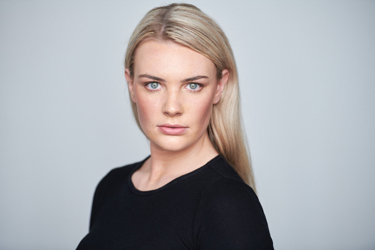 Professional Headshot Photographer in Minneapolis Captures Confident Portrait-11
