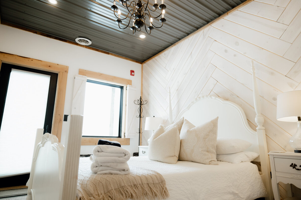 Bear-Ridge-Destination-barndo-suites-rosie-photo-video-61