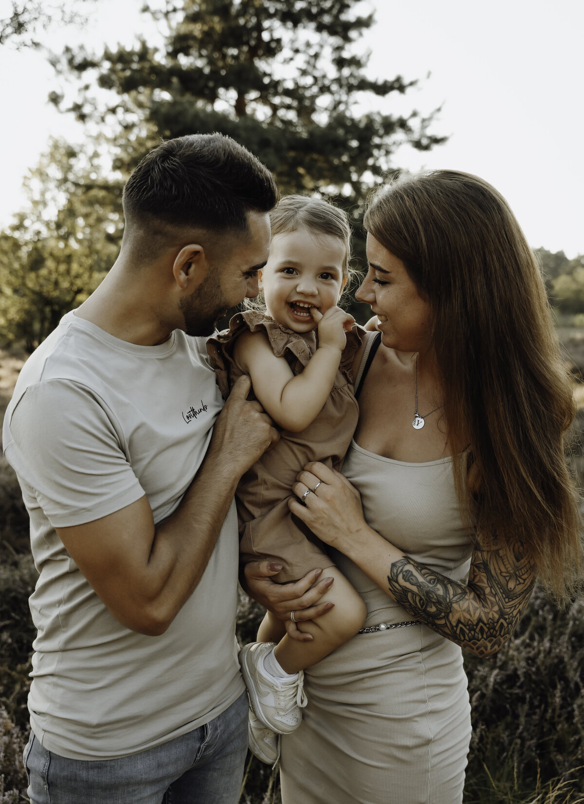 gezinsfotograaf roermond, gezinsfotograaf leudal, gezinsfotograaf haelen, gezinsfotografie limburg, gezinsfotograaf limburg, gezinsshoot leudal, gezinsshoot roermond, gezinsshoot haelen, gezinsfotograaf limburg, gezinsfotograaf brabant, spontane gezinsfoto's, spontane foto's met kinderen, spontane fotografie, gezinsfotograaf