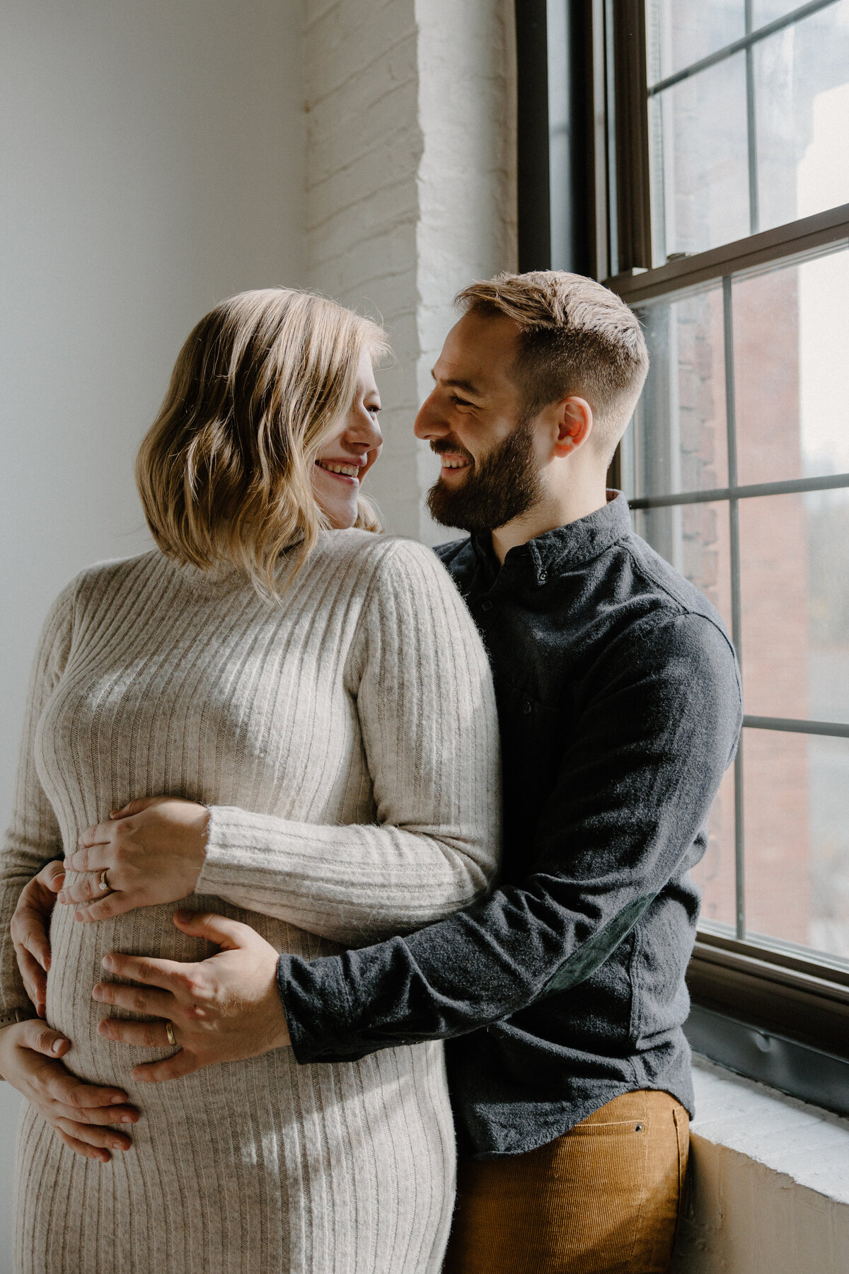 maternity-lifestylephoto-couple-studio1