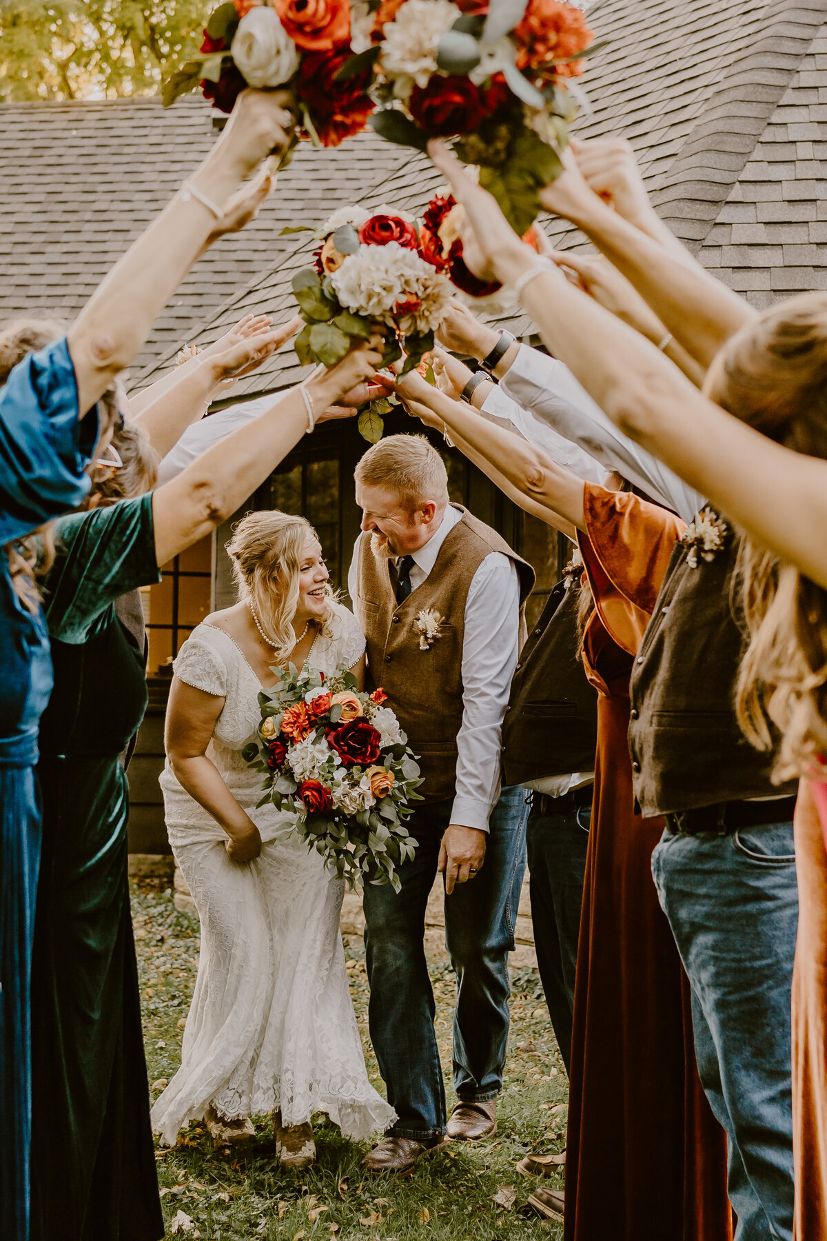 storyteller-collective-photo-co-wedding-party-flower-arch-fun-walnut-woods-state-park-west-des-moines-iowa