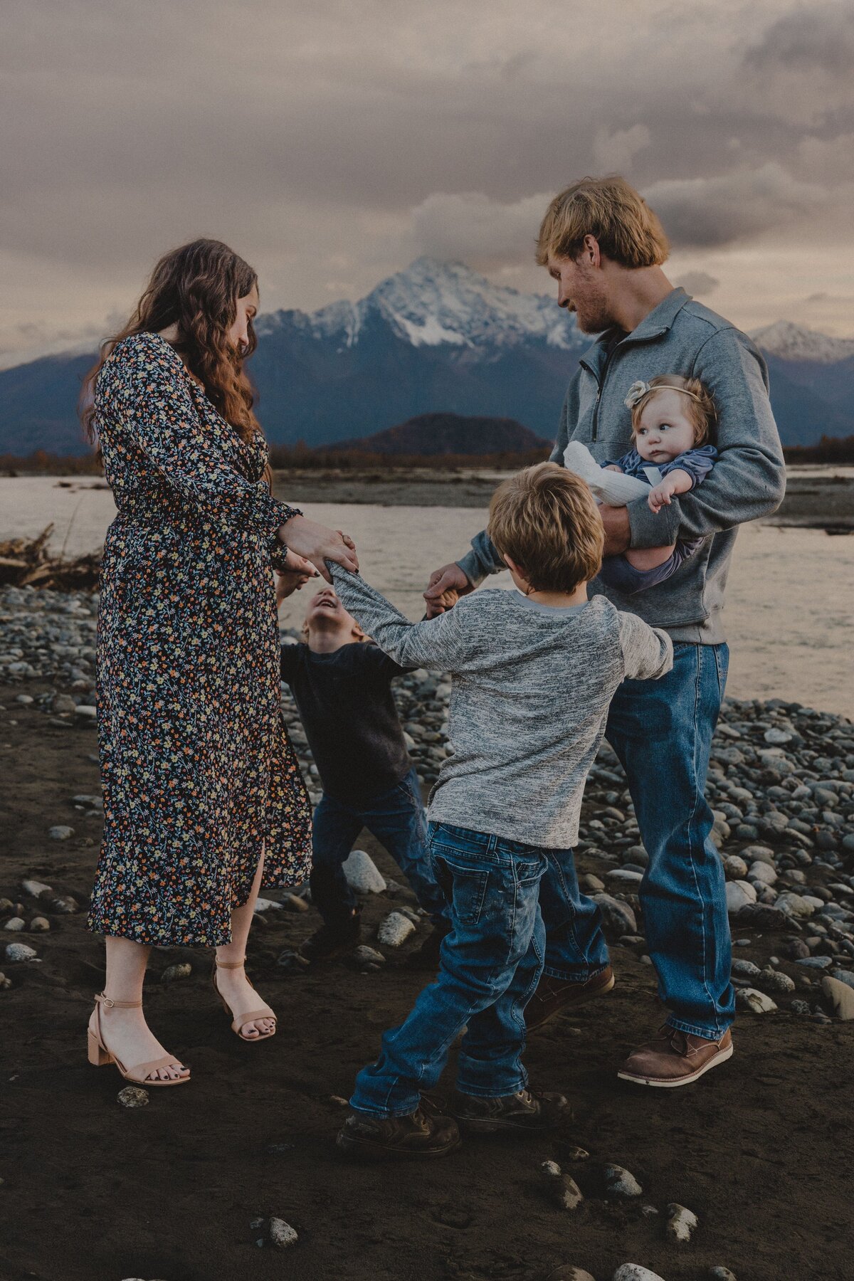 9L0A0868Alaska_MatanuskaRiverFamilySession