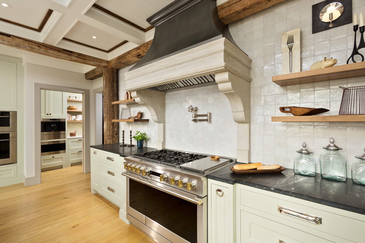 white kitchen 