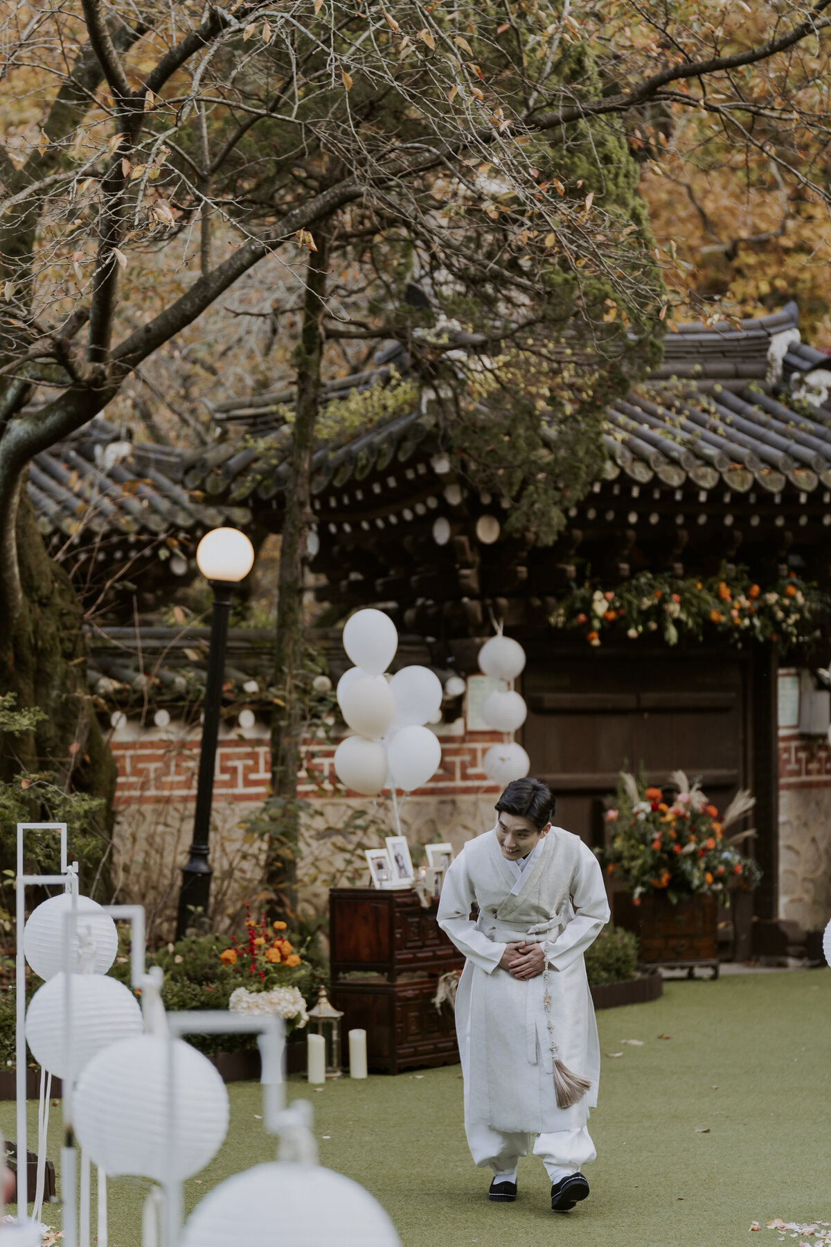 groom in white hanbok bowing to the guests