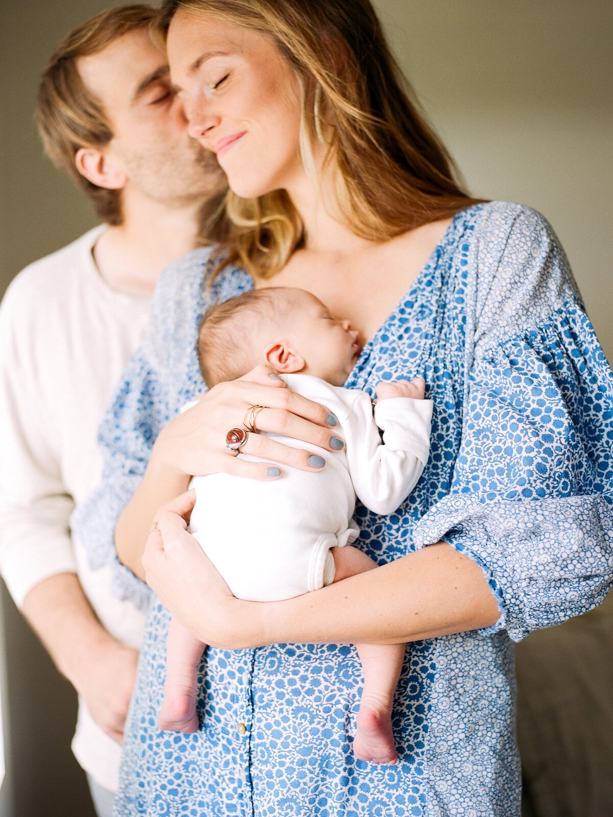 modern-natural-newborn-photos-charlottesville-virginia-amy-nicole-photography-0004