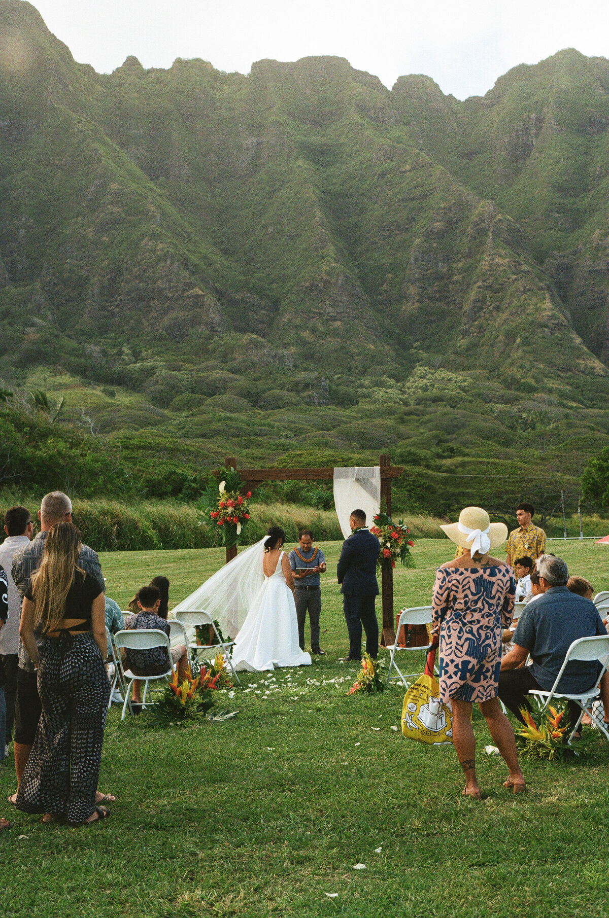 linapricephotography-wedding-ceremony-at-kualoa-ranch-hawaii-oahu.jpg-000023770003