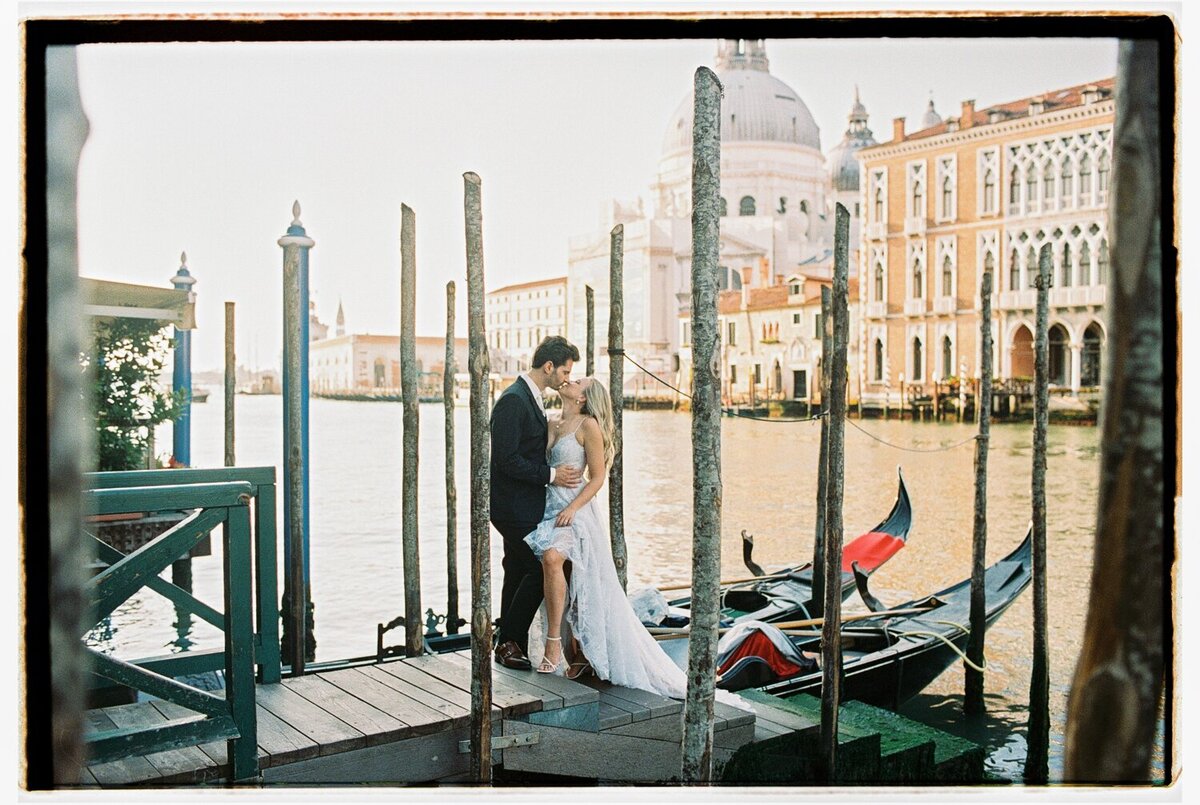 venice-elopement-photographer-editorial-film-35mm-wedding-fashion_0169