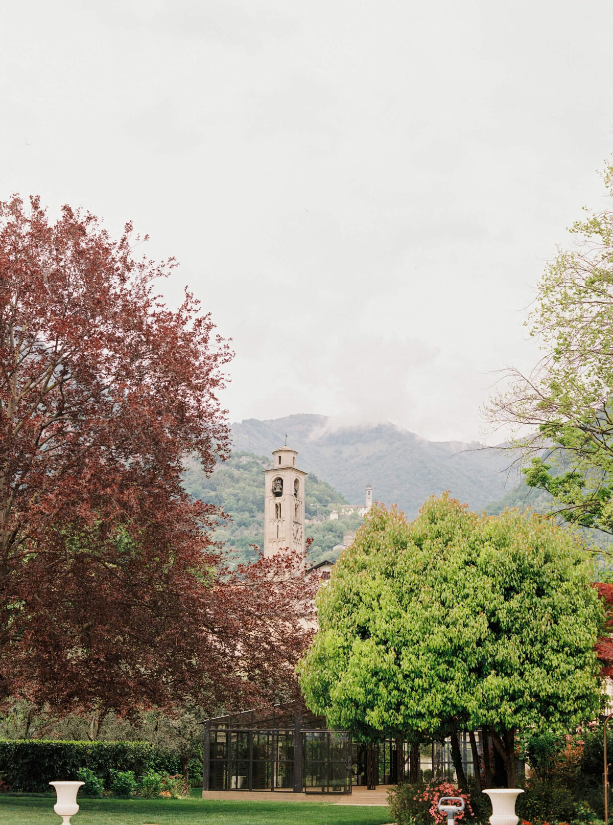 A wedding photo of the gardens at the wedding venue villa balbiano on lake como