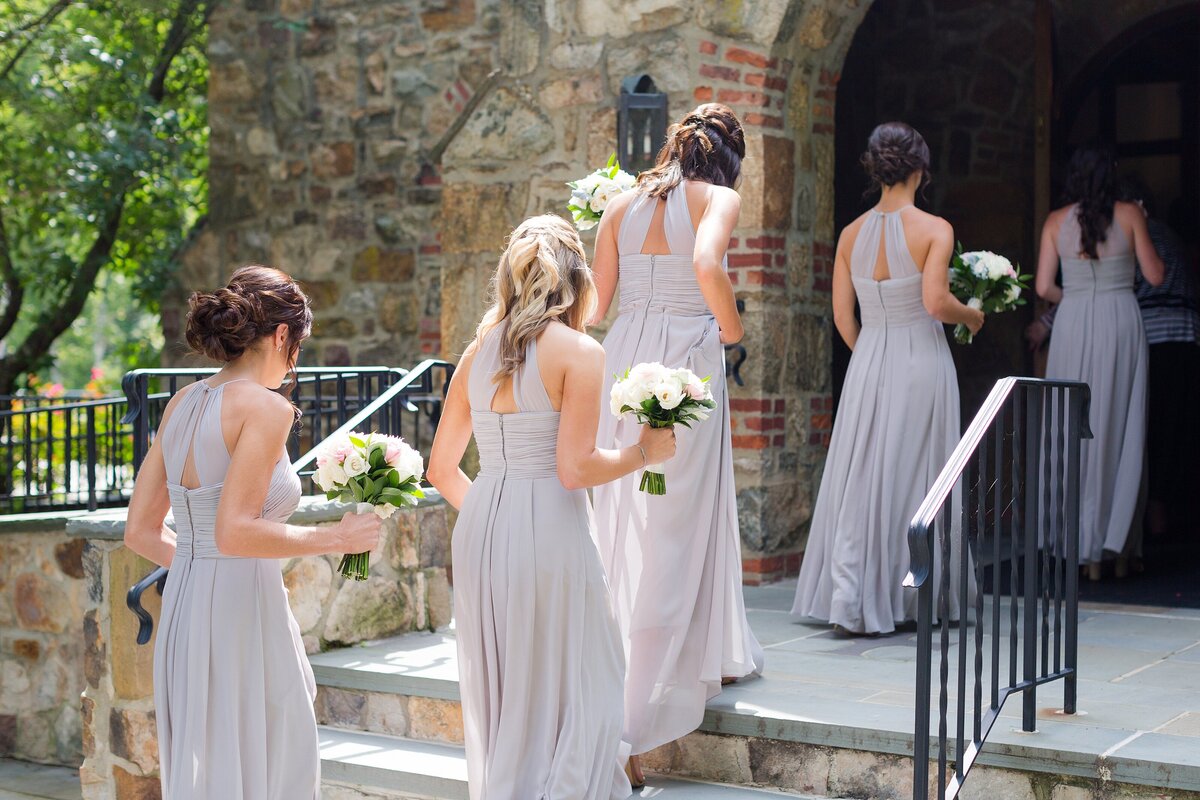 16_bridesmaids-walk-in-the-church-in-gray dresses_3011