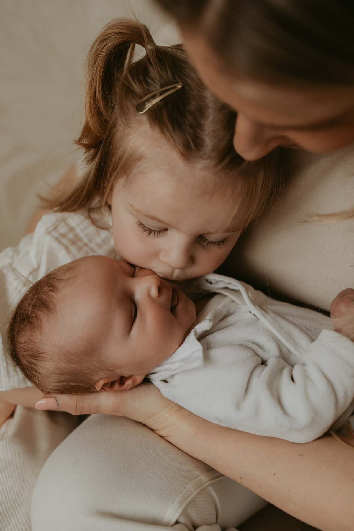 kusje van grote zus voor baby 