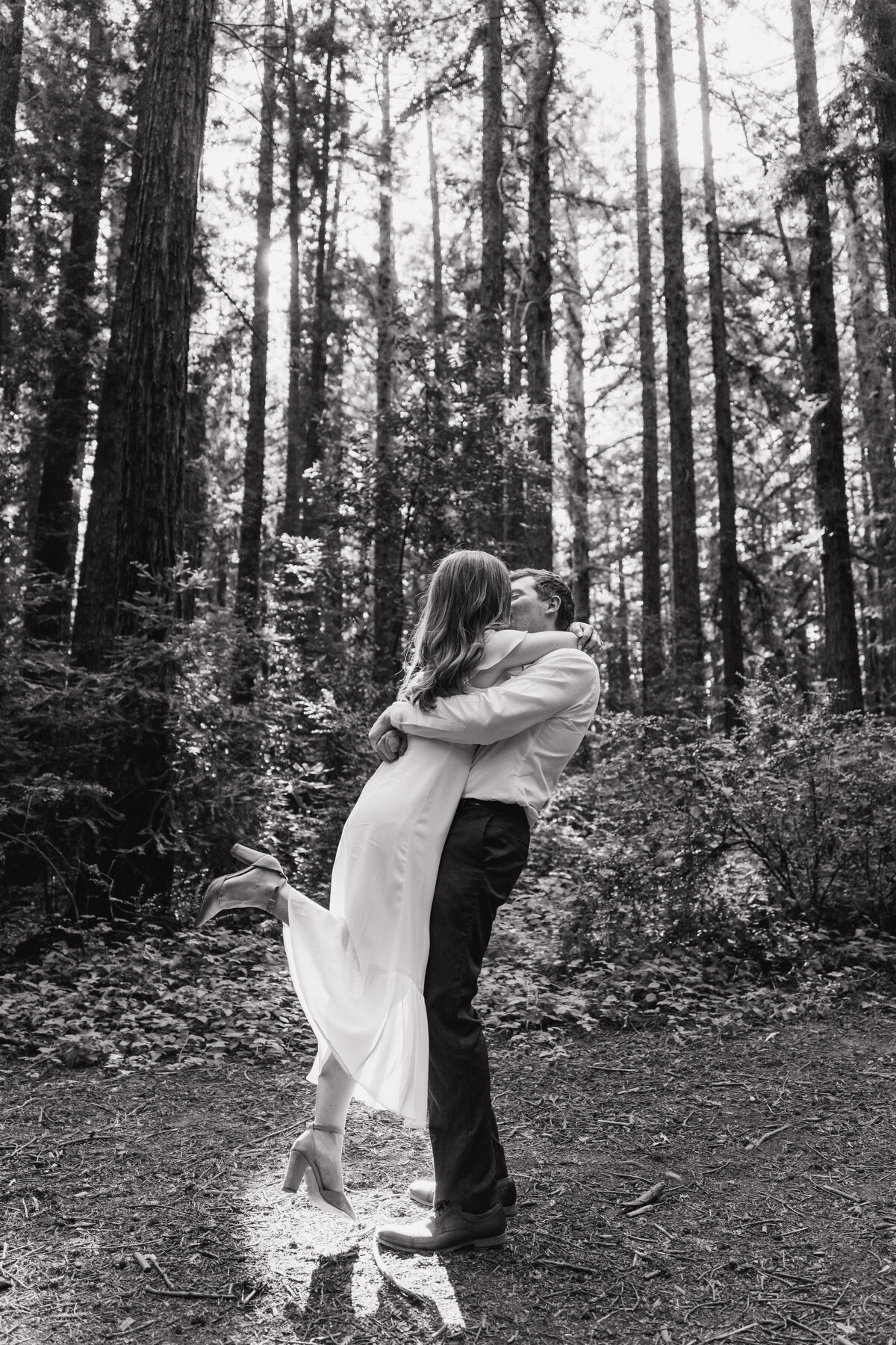 couple hugs in oakland redwoods