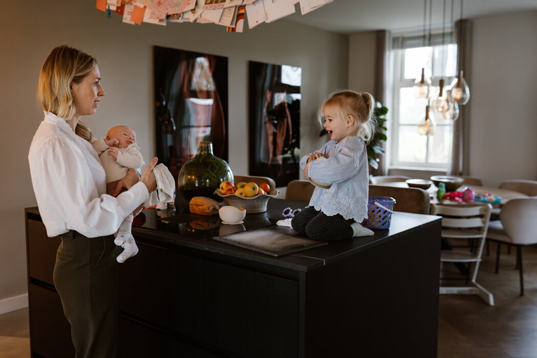 Heerlijke newbornshoot in en rondom het huis. Samen knuffelen, spelen, flesje geven en buiten de dieren eten geven.