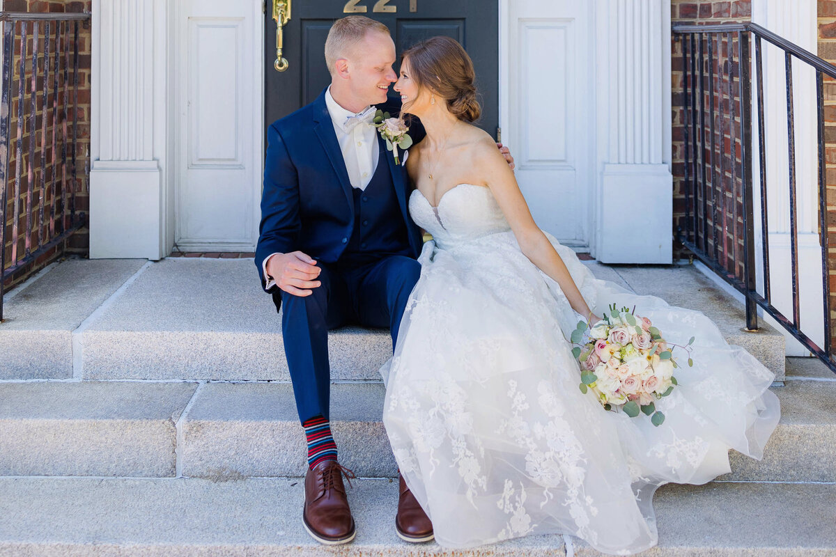 couple by brick house in owensboro kentucky taken by cincinnati wedding photographer arielle elise photography