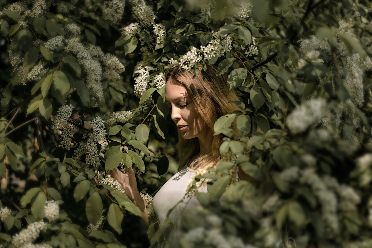 WOMAN_SURROUNDED _FLOWERS