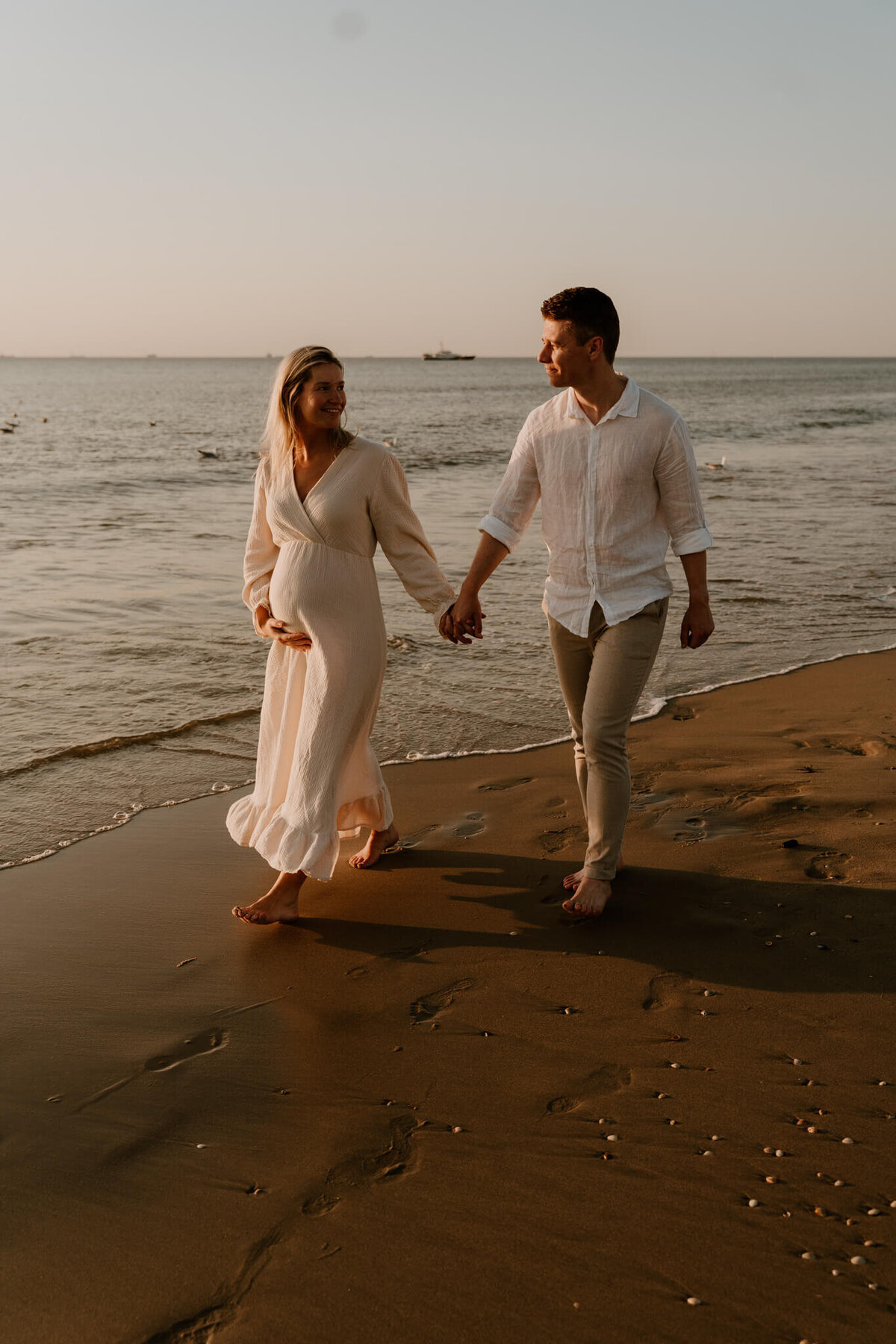 Zwangerschaps fotoshoot  op het strand van Kijkduin