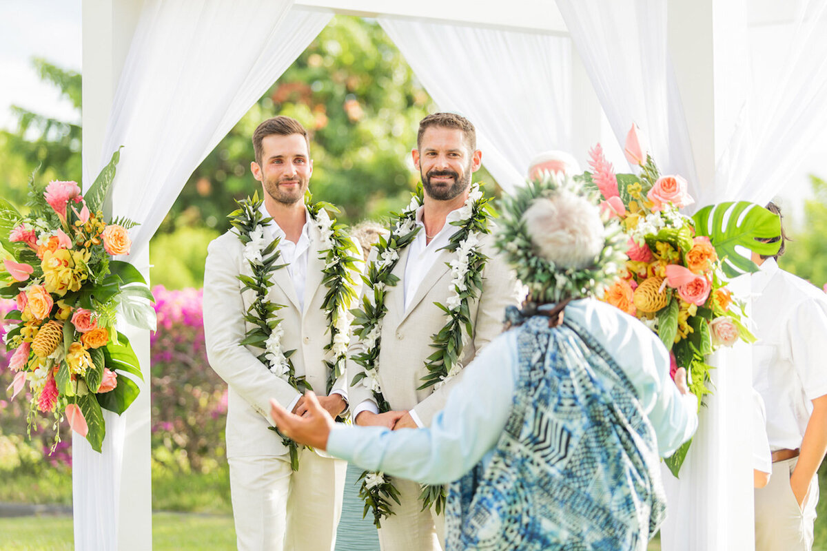 same sex maui wedding venue ceremony with officiant 