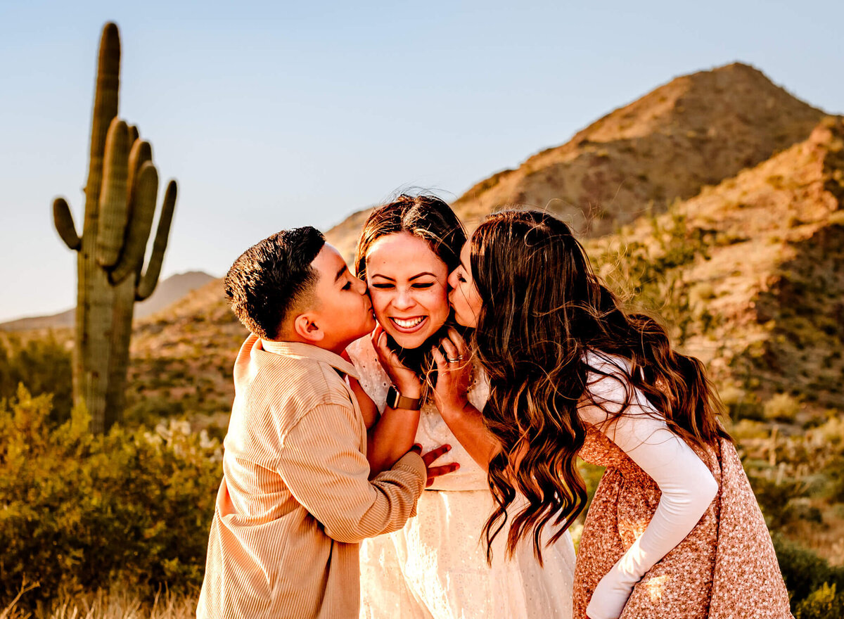 kids kissing mom cheeks at Arizona family photography session