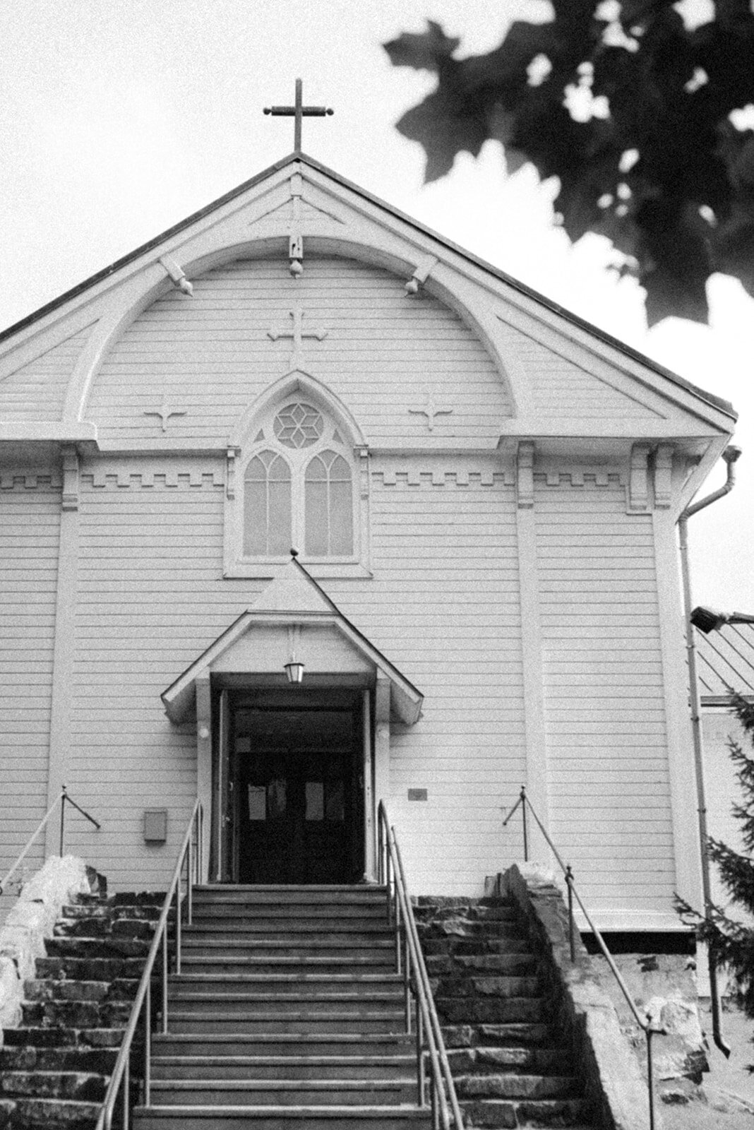 Wedding photograph of Askola church by photographer Hannika Gabrielsson