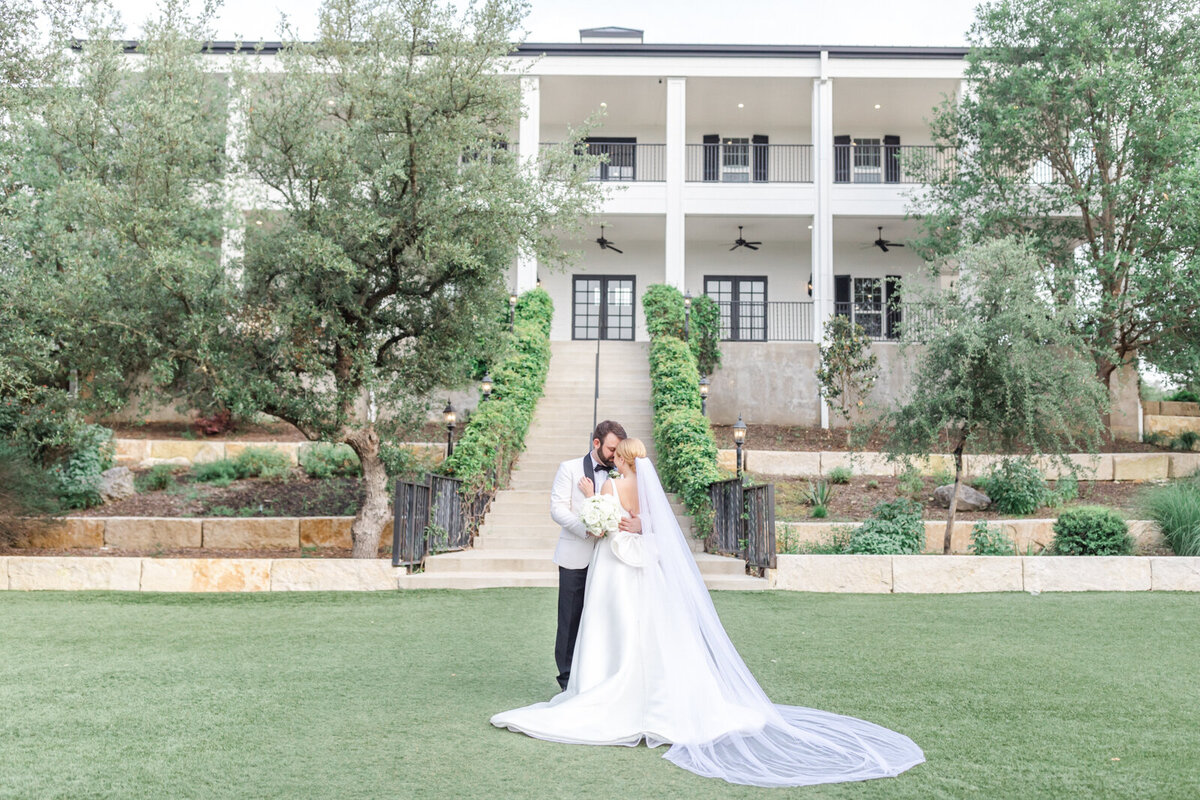 Jessica-Chole-Photography-san-antonio-wedding-photographer-austin-luxury-wedding-photographer-romantic-timeless-classic-photography-kendall-point-wedding-27