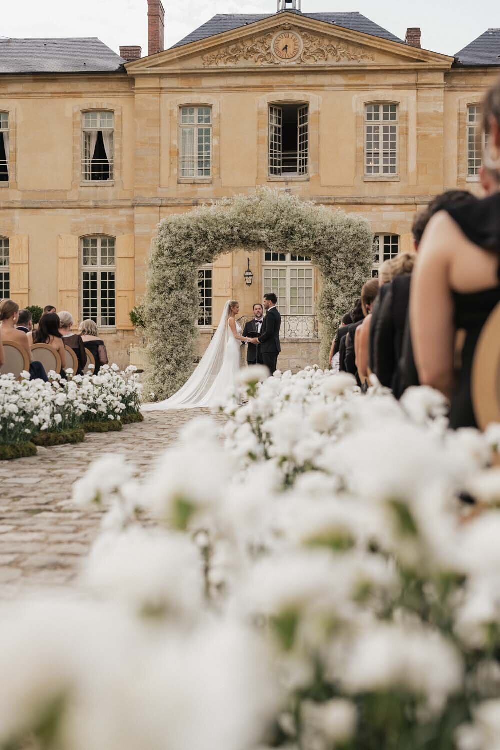 white luxury romance at chateau de Villette for Hannah & dylan Barbour wedding in Paris - Floarl designer Veronique lORRE5