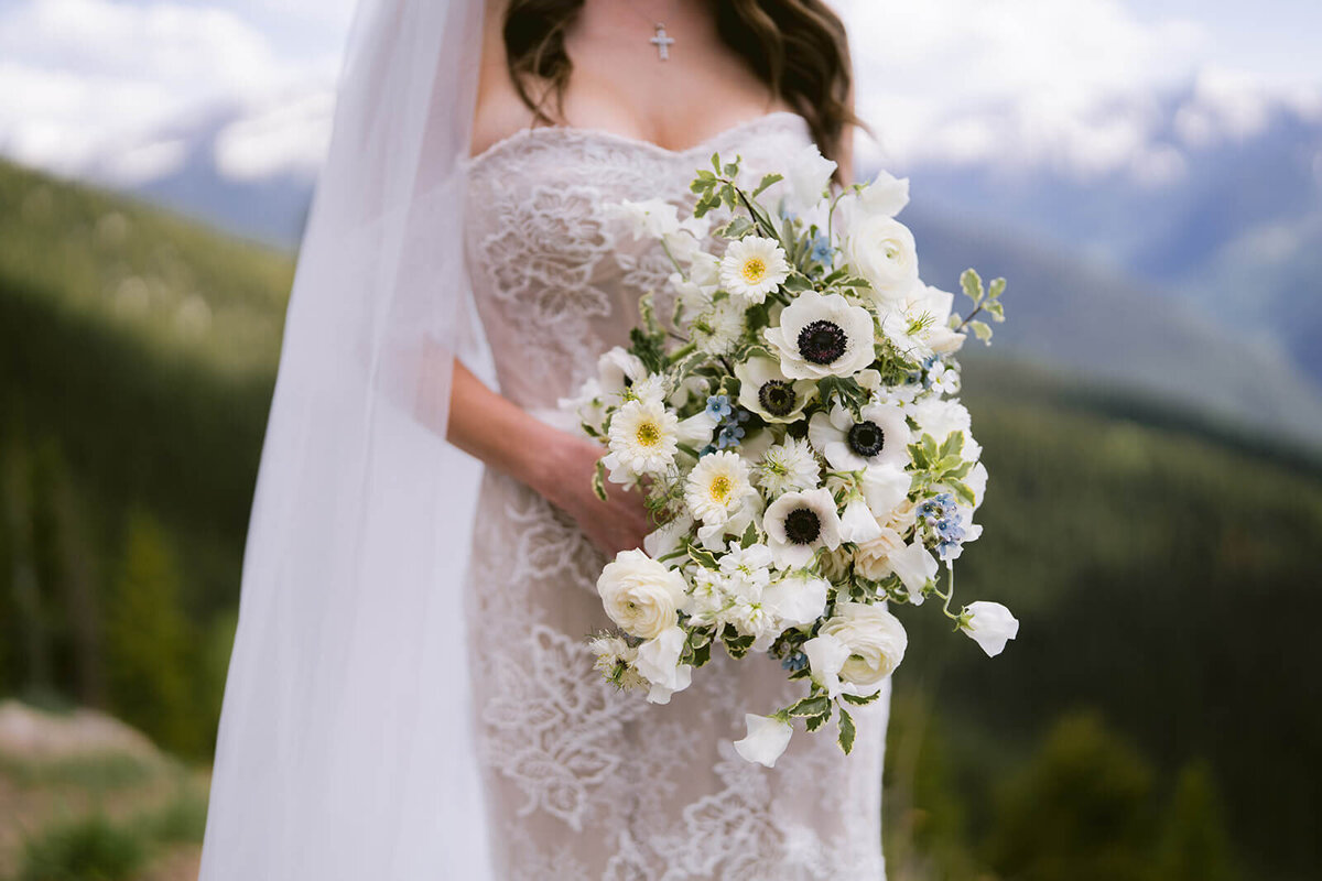 sharron-ian-aspen-mountain-club-wedding-bridal-bouquet