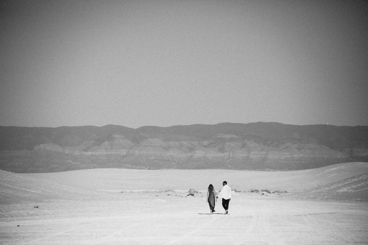 lonesome couple strolling through dessert Mo davis photography