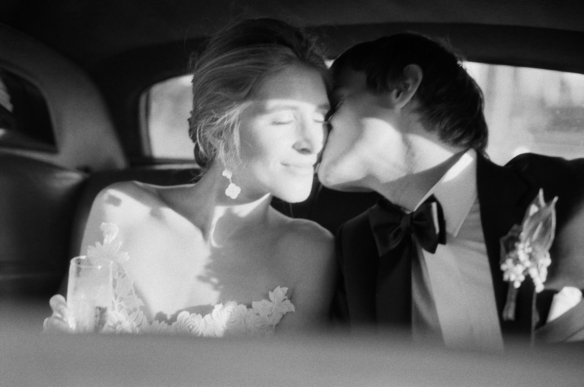 34-KTMerry-weddings-bride-groom-kiss-vintage-car