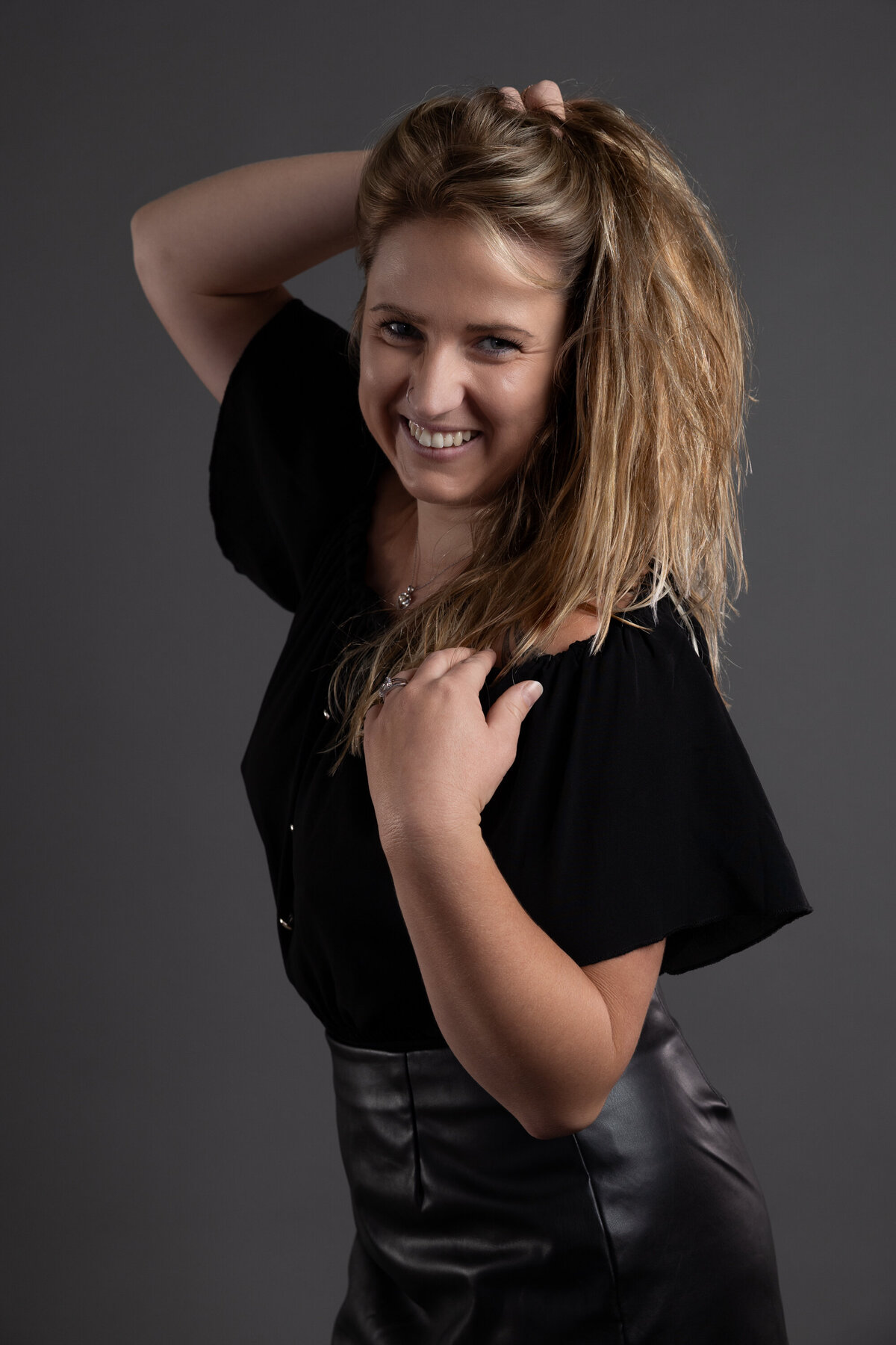 Photographie corporative Studio Émeraude Montréal Jeune fille sur fond gris