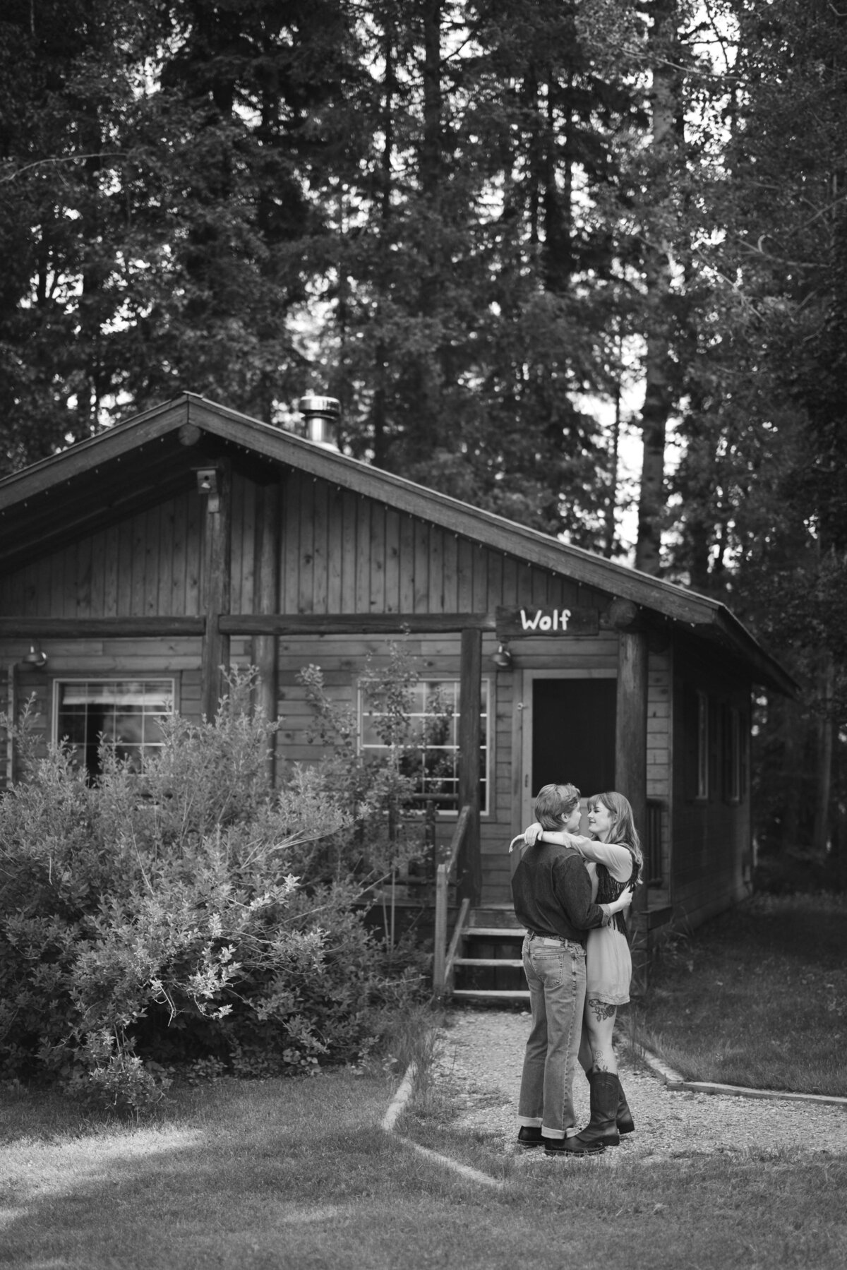 vpc-couples-vintage-cabin-shoot-3
