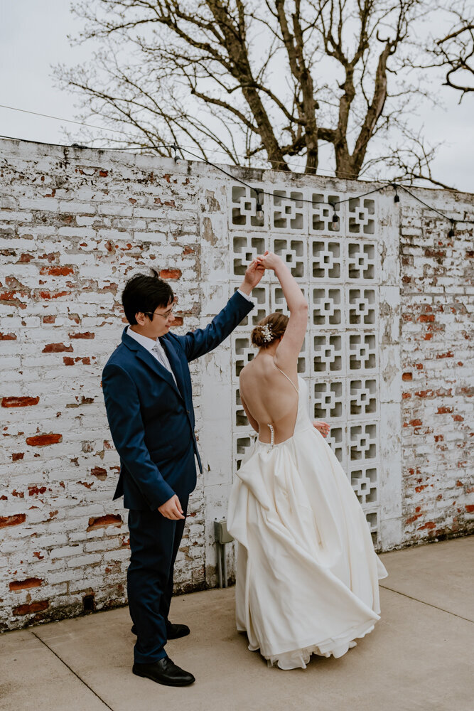 des-moines-wedding-photographer-brick-wall-first-dance-sister-hill-manchester-iowa-storyteller-collective-photo-co