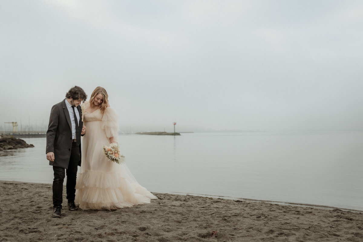 Lozz-Vic-Golden-Gardens-Park-in-Seattle-Anniversary-Session-Amy-Law-Photography-10