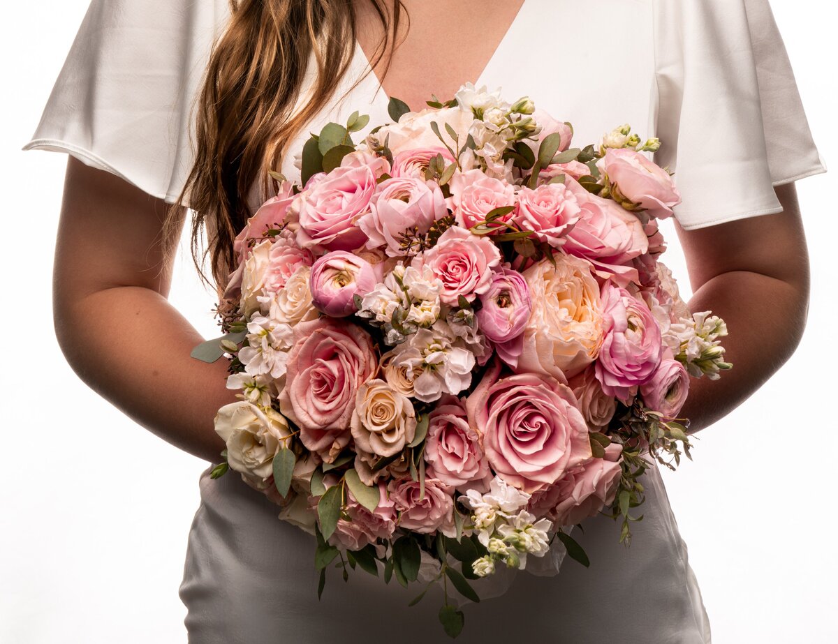 bride-holding-light-pink-wedding-bouquet -closeup