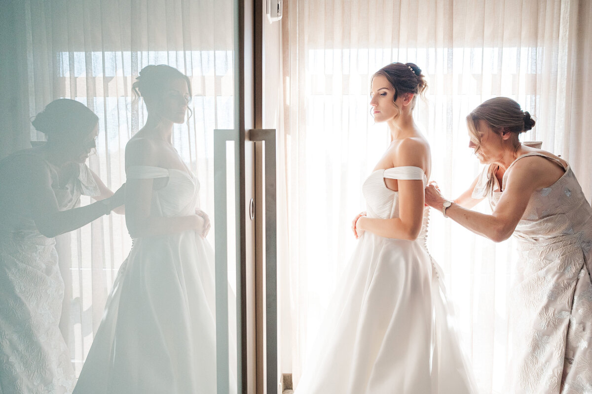 bride getting ready for her wedding at the lake club of ohio