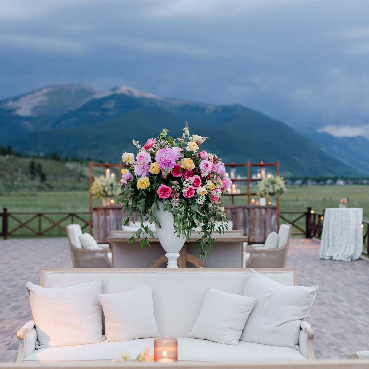 42-sophisticated-destination-wedding-mountain-luxury-crested-butte-fashionable-Liz-Banfield