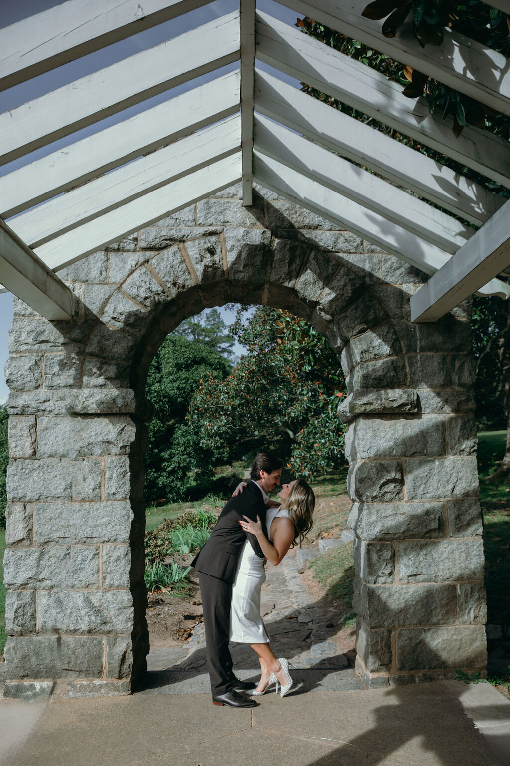 meredith-michel-photography-romantic-archway-dip-kiss-richmond-va