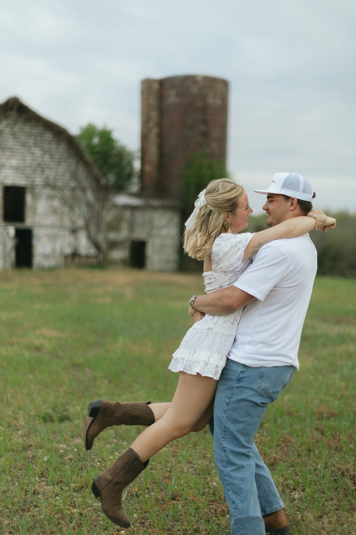 Chloe Parker Photography Heartfelt Wedding Photographer in Virginia — Couples Engagements Photos 14