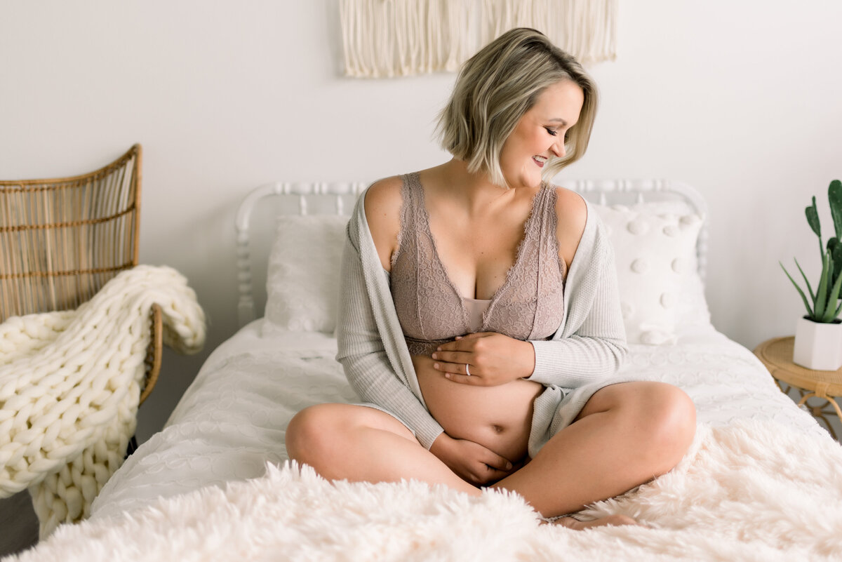 Emma Christine Photography Boudoir Photographer Sioux Falls South Dakota Maternity Boudoir Portrait Woman Women Headshots Photo Light1