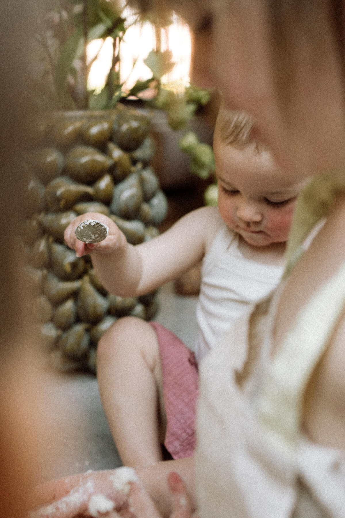 Lifestyle gezinsfotografie tijdens een Homes to Remember-shoot - doorkijkje koekjes bakken 