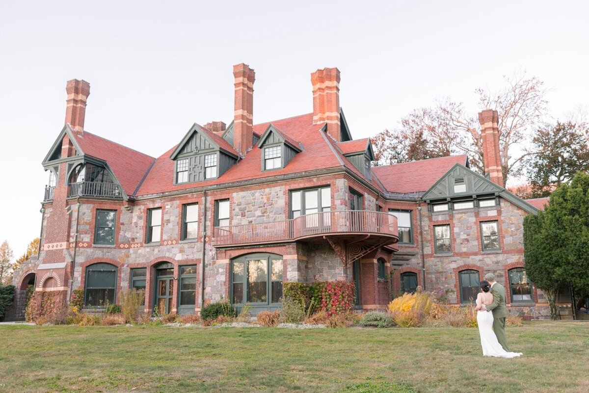 Eustis-Estate-Wedding-venue-photo-historic-new-england-danielle-robidoux-photography-elopement-couple-sunset-portraits